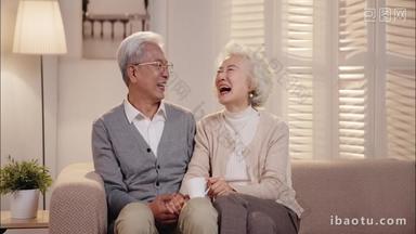 幸福<strong>的</strong>老年夫妇坐在沙发上聊天