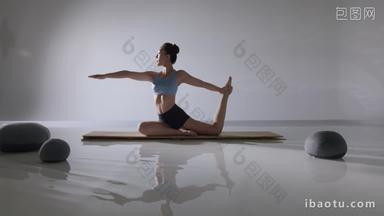 年轻女人在<strong>水</strong>面上练习瑜伽