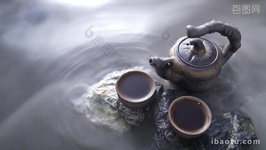 水面上的<strong>茶壶与茶杯</strong>