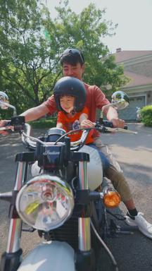 快乐父子骑摩托车