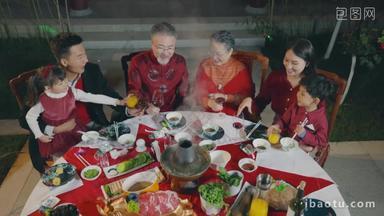 春节东方家庭在中式庭院内<strong>聚餐</strong>