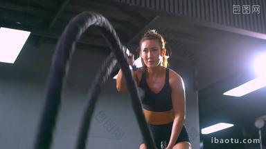 健身房里的青年女人进行战绳训练