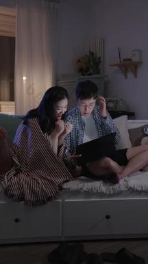 年轻情侣在家使用电脑