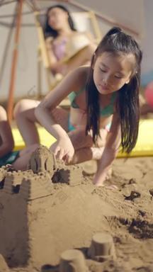 快乐的儿童在沙滩上玩耍
