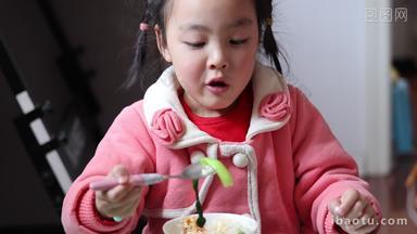 实拍儿童自己吃饭青菜