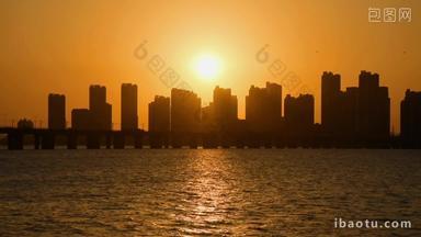 城市日落海边剪影