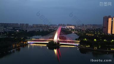 航拍河南<strong>郑州</strong>龙子湖公园龙子湖大桥夜景