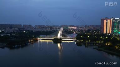 航拍河南<strong>郑州</strong>龙子湖公园龙子湖大桥夜景