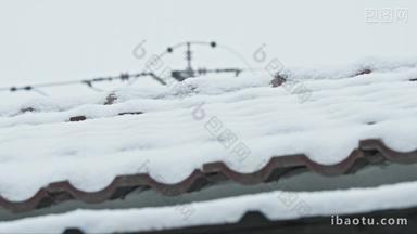 冬天白雪皑皑屋顶瓦片积雪