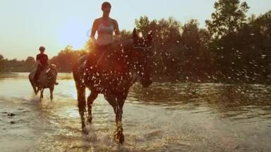 特写︰ 年轻女孩<strong>金色</strong>日出时的河岸骑着马
