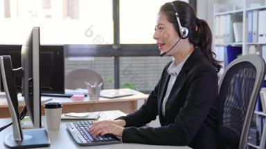 呼叫中心商务女士用耳机说话。亚洲女性在客户服务<strong>岗位</strong>上通话.
