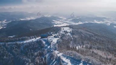 飞越和反对在森林的滑雪斜坡顶部 (鸟瞰从无人机)
