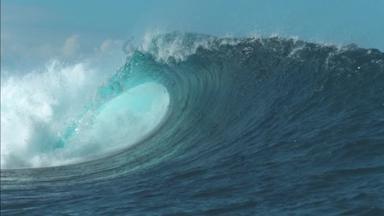 慢动作特写：令人叹为观止的绿松石桶波在海上一个完美的夏日坠毁。美丽的闪闪发光的管波崩溃在令人惊叹的海洋中间。强大的冲水