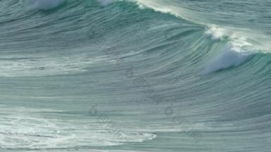 慢动作：水晶般清澈的<strong>蓝色</strong>波浪冲向宁静的海滩。在<strong>清爽</strong>的早晨，海浪冲向沙滩。海浪在破碎前在玻璃表面形成线性纹理.