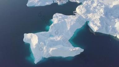 西格陵兰岛迪斯科湾的巨大冰山形式各异。它们的<strong>源头</strong>是雅库布沙温冰川。这是全球变暖和冰的灾难性融化现象的后果
