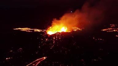火山喷发的夜景，Fagradalsfjall山，冰岛的热熔岩和岩浆夜间拍摄，<strong>2021年</strong>4月