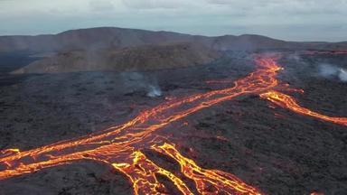 火山爆发后，炽热的火山熔岩在冰岛的一个山谷中蔓延开来.