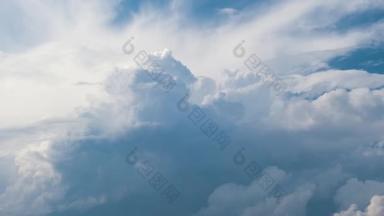 夏天蓝天形成的白色浮肿积云的时间。云彩天气的移动和变化