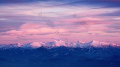 太阳落山时，斯洛伐克塔特拉山<strong>的</strong>冬季雪崩。色彩斑斓<strong>的</strong>云彩。高质量<strong>的</strong>4k镜头