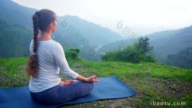 女人山区放松瑜伽