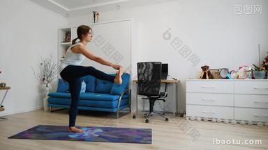 年轻女孩练习瑜伽在家中