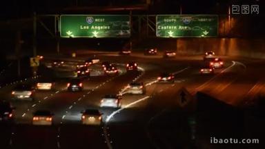在晚上繁忙的洛杉矶高速公路