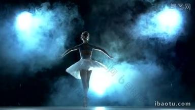 芭蕾舞<strong>演员</strong>在蓝色，烟雾，雾的白色Tutu