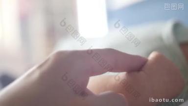 刚出生的婴儿手里拿的父手指的特写