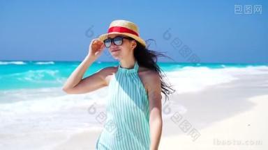 美丽的女人微笑着着暑假的到来，快乐，在白色的<strong>沙滩</strong>上。快乐的女孩走在夏天的衣服。慢动作