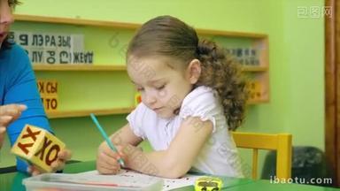 美丽小女生与美丽的发型和美丽的笑容，在一件白色衬衫坐在她的书桌上跟<strong>老师</strong>和教外语，执行<strong>老师</strong>的任务，正确地讲与发音要知道读音和 