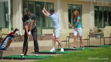 两个年轻的男人和女人在高尔夫球俱乐部夏天打高尔夫球