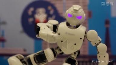 新西伯利亚/俄罗斯-2018年2月17日。机器人公司。机器人站在一条腿上, 保持平衡。<strong>现代</strong>机器人技术。人工智能。今天的控制论系统。高清
