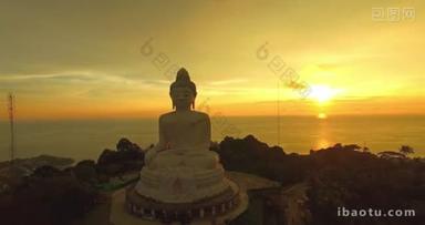 空中摄影普吉岛大佛雕像在高<strong>山</strong>上。普吉岛大佛是一个岛上最重要的和崇敬的地标在普吉岛岛.