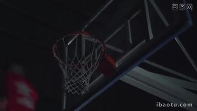 职业篮球运动员在泛光篮球场篮球<strong>比赛</strong>中扣篮的特写图像.