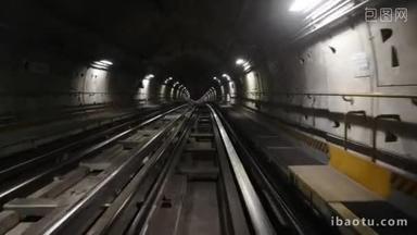 意大利都灵的地铁。地铁<strong>隧道</strong>里的波夫火车.