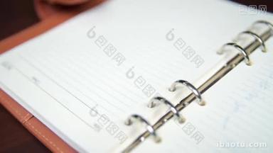 在<strong>日记</strong>中密切留意商人的手写计划和清单.