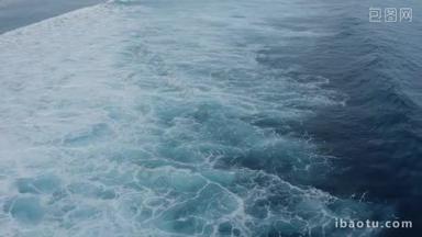 慢镜头，空中看到<strong>蓝色</strong>海的巨大而失控的海浪