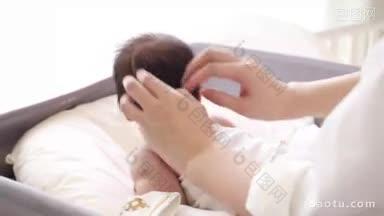 4K宝妈抚摸婴儿的头发