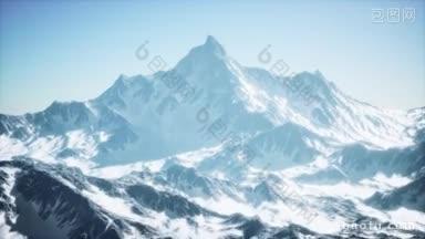 白冰川和岩石峰的高加索山冬景