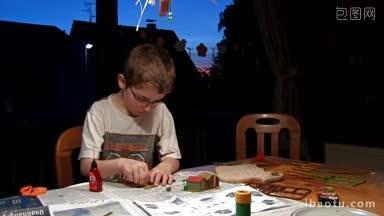 小男孩看着图纸拼积木