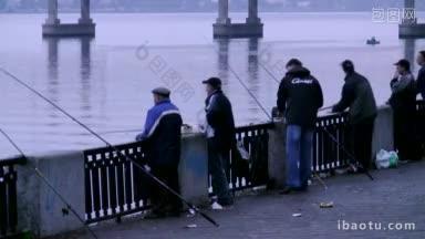 第聂伯码头上的一群渔民