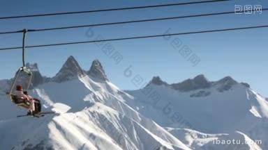 在法国阿尔卑斯山脉的缆车上滑雪的人