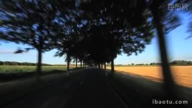在德国联邦公路上行驶的时候阳光昏暗