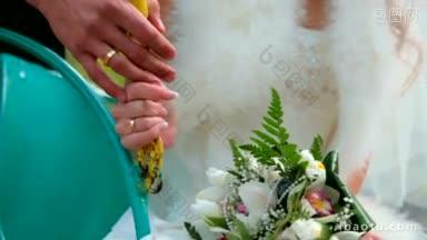 新娘和新郎手握结婚戒指