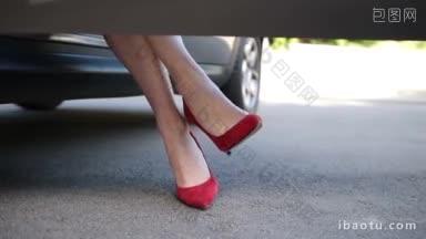 低段女司机穿着红色<strong>高跟鞋</strong>坐在停着的汽车特写