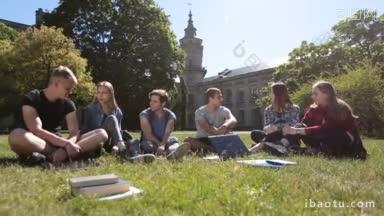 一群快乐的大学生在学习结束后，在校园草坪上互相交流、分享思想