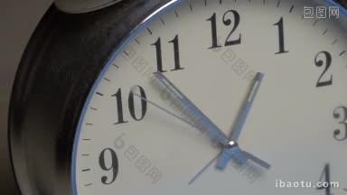 时钟表面时间概念上的指针特写