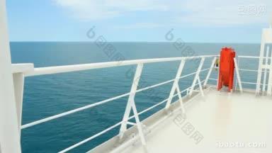 从海上渡船的<strong>甲板</strong>上看到的宁静如画的风景