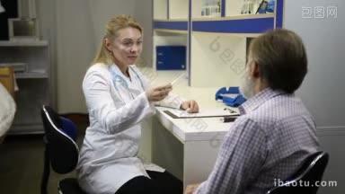 体检时，身穿白大褂、面带微笑、自信的女医生在医生办公室用电子体温计<strong>检查</strong>老年男子的体温