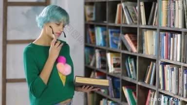 忧郁的女大学生，一头时髦的蓝色头发在读一本书，准备考试，分析和学习信息